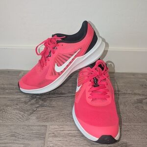 Womes 8.5 / Nike Youth 7 Bright Pink Athletic Shoes